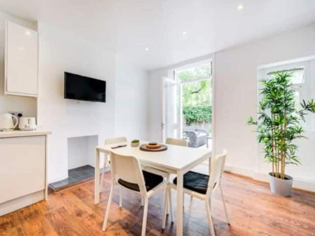 Apartment for rent in Walham Green, Greater London