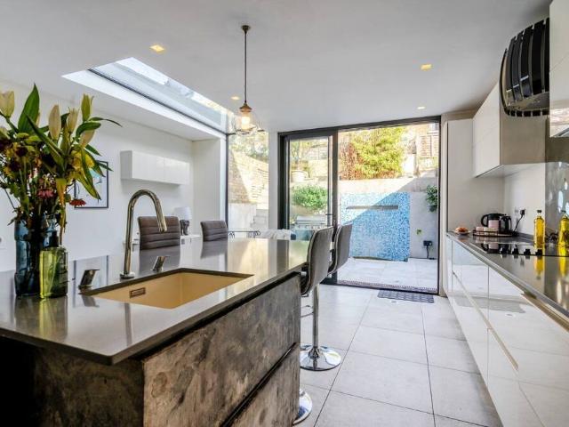 Apartment for rent in Walham Green, Greater London