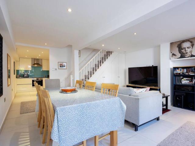 Apartment for rent in Walham Green, Greater London