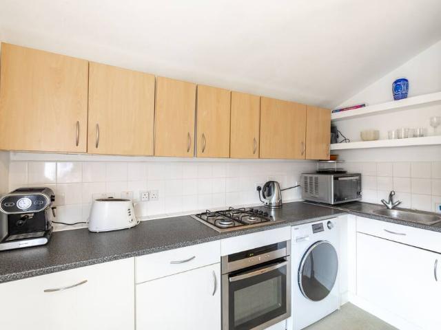 Apartment for rent in Walham Green, Greater London