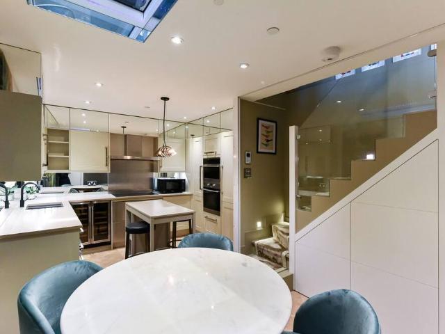 House for rent in Royal Borough of Kensington and Chelsea, Greater London