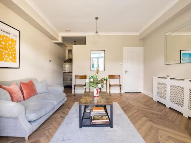 Room for rent in London Borough of Hammersmith and Fulham, Greater London