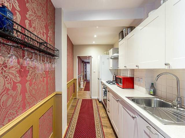 Apartment for rent in Barons Keep, Greater London