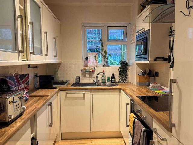 Apartment for rent in Strand-on-the-Green, Greater London