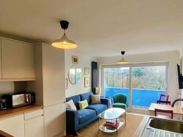 Apartment for rent in Strand-on-the-Green, Greater London