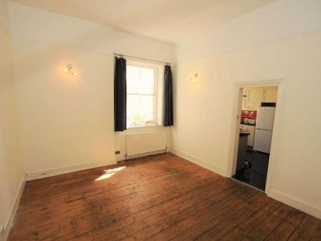 Apartment for rent in Strand-on-the-Green, Greater London