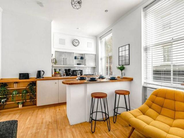 Apartment for rent in St Giles, Greater London