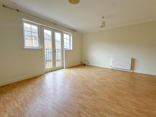 Townhouse for rent in Crumbles, Eastbourne
