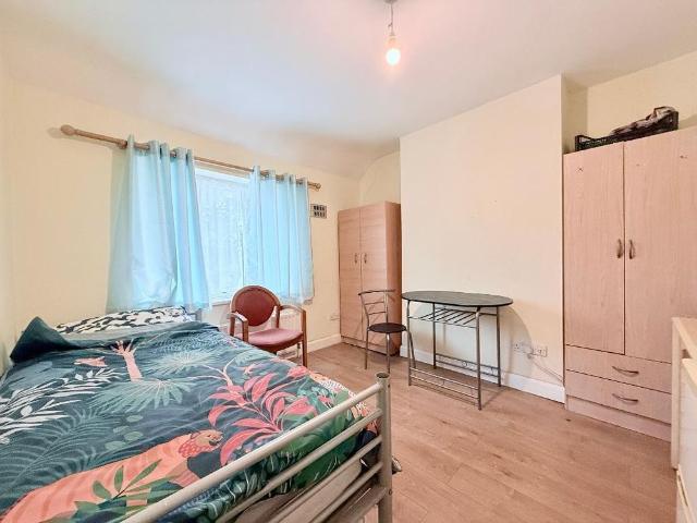 Room for rent in London Borough of Ealing, Greater London