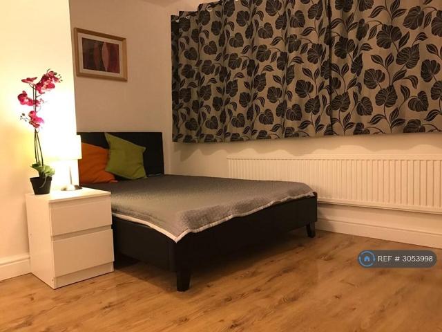 House for rent in West Bedfont, Spelthorne