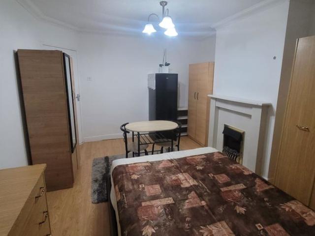 Room for rent in West Bedfont, Lower Halliford