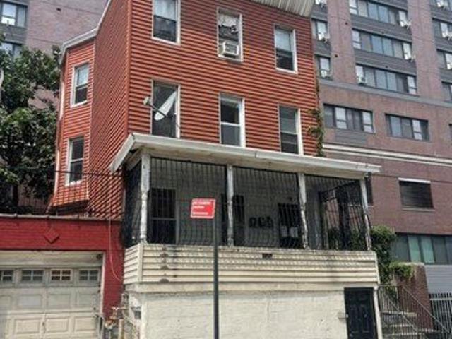 House for sale in The Bronx, Arverne