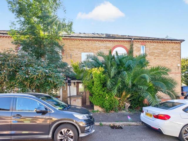 Apartment for rent in Longfield Estate, Greater London