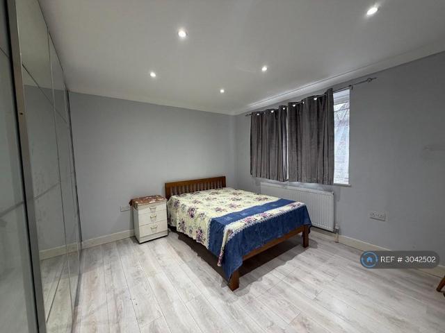 House for rent in London Borough of Ealing, Greater London