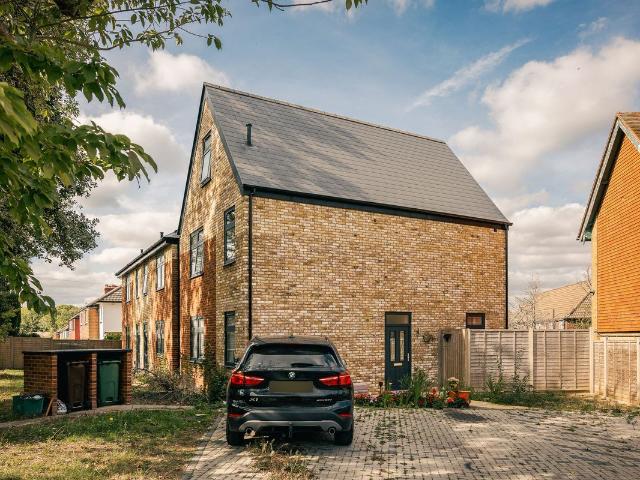House for rent in Clockhouse, Greater London