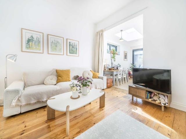 Apartment for rent in Furzedown, Greater London