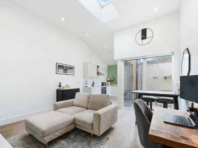 Apartment for rent in The Apostles, Greater London