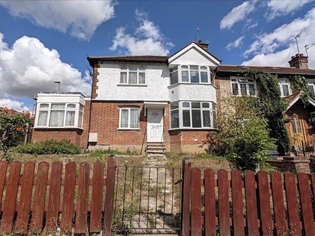 House for rent in Oakleigh Park, Greater London