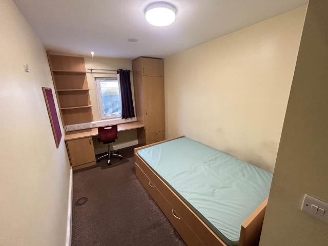Studio for rent in Great Horton, West Yorkshire