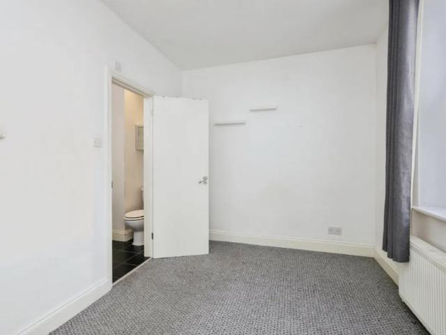 Apartment for rent in Roselands, Eastbourne