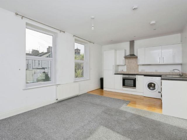 Apartment for rent in Roselands, Eastbourne