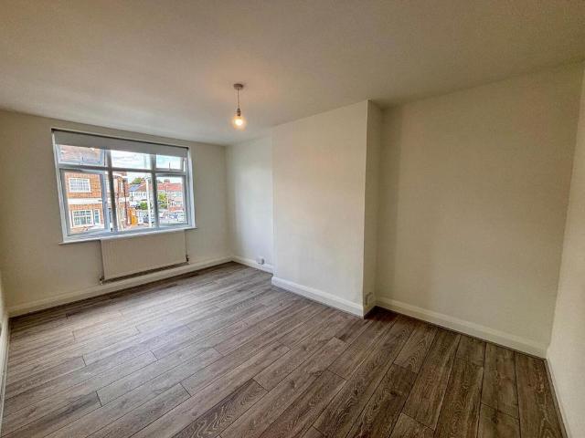 Apartment for rent in Clayhall, Greater London