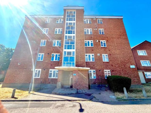 Apartment for rent in Clayhall, Greater London
