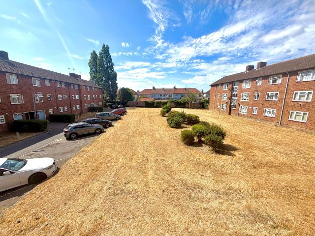 Apartment for rent in Clayhall, Greater London