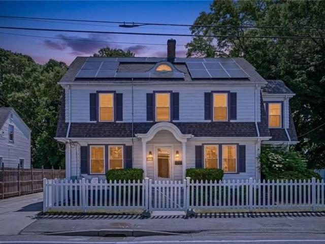 House for sale in Lincoln, Rhode Island