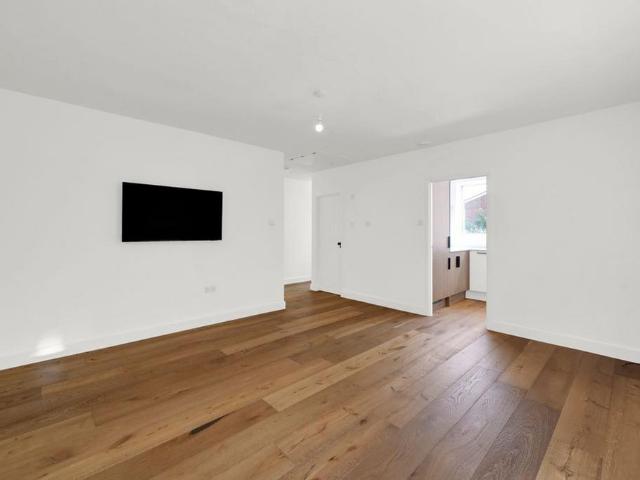 Apartment for rent in Oakwood, Greater London