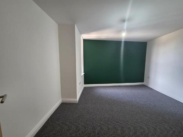 Apartment for rent in Lilford, Wigan
