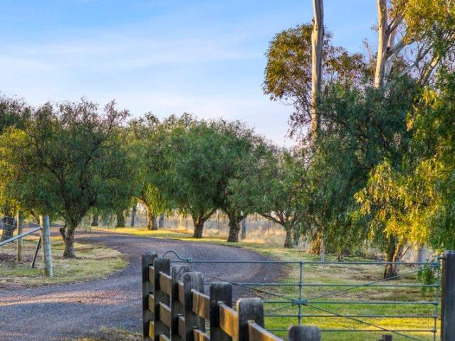 Cottage for sale in Lethbridge, Victoria