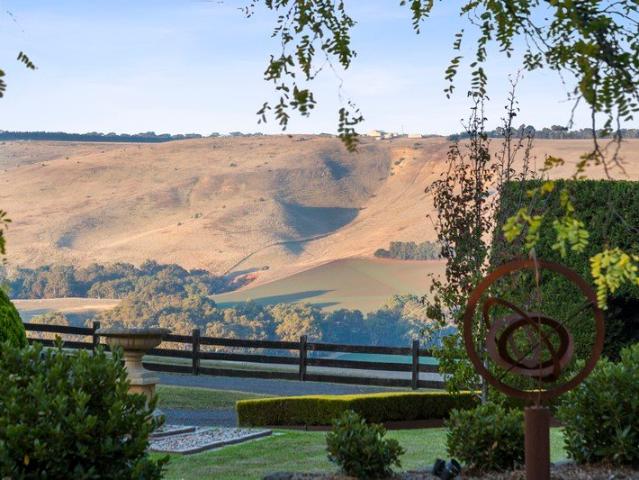 Cottage for sale in Lethbridge, Victoria