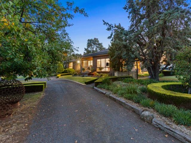 Cottage for sale in Lethbridge, Victoria