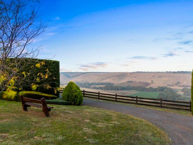 Cottage for sale in Lethbridge, Victoria