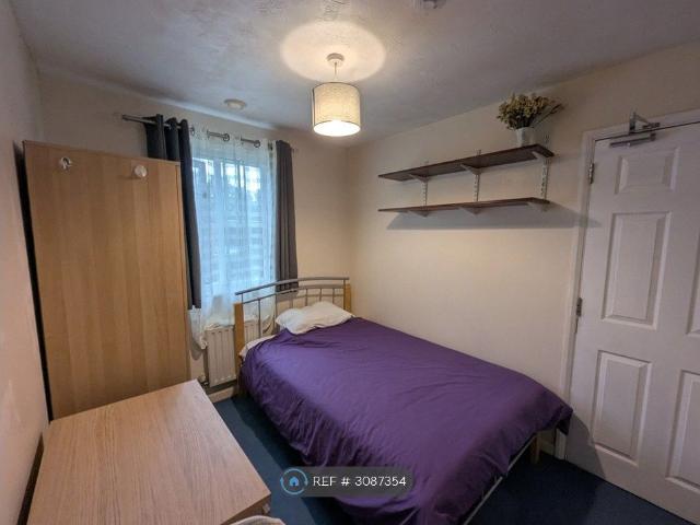 Room for rent in Bagshot, Surrey Heath