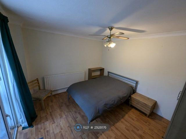 Room for rent in Heol-las, Surrey