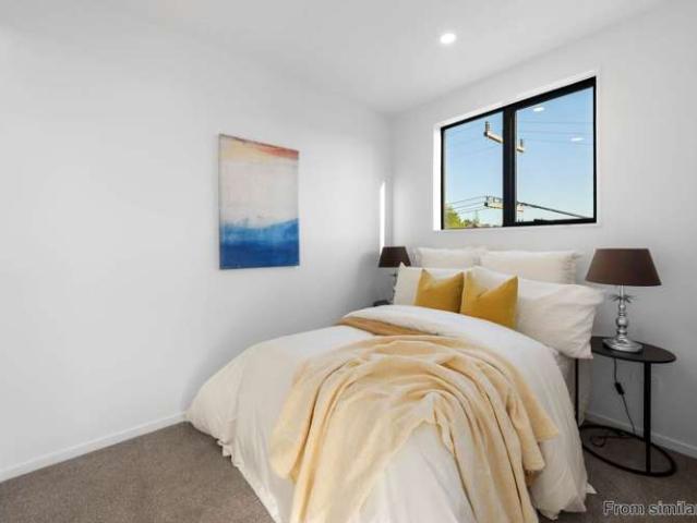 Townhouse for sale in Oratia