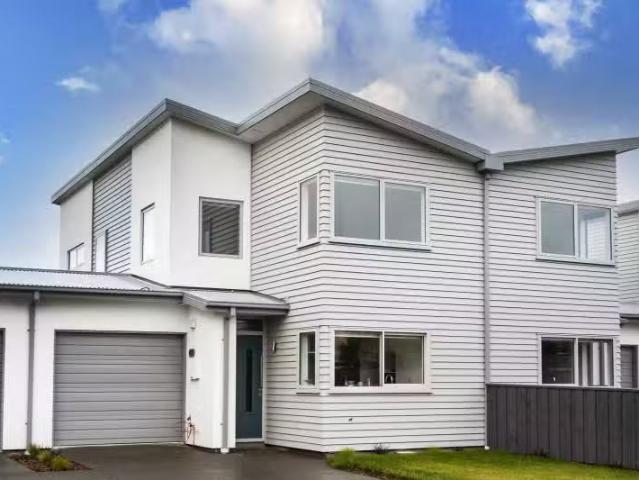 Apartment for sale in Chaslands, Canterbury