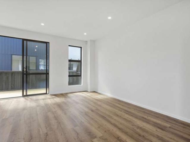 Townhouse for sale in Mount Roskill