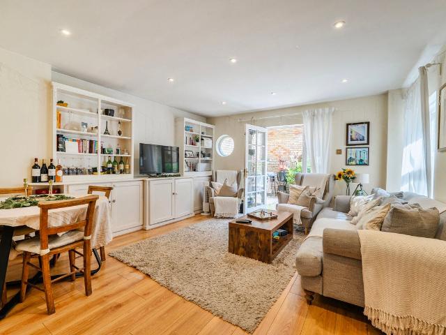 Apartment for rent in Lot's Village, Greater London