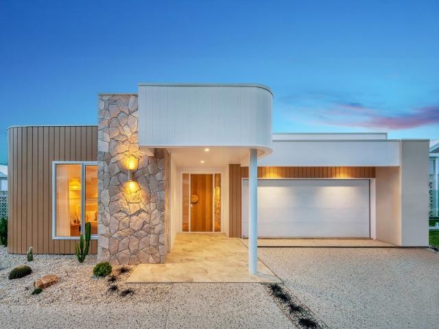 Cottage for sale in Drouin, Victoria