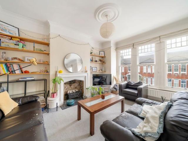 Apartment for rent in Furzedown, Greater London