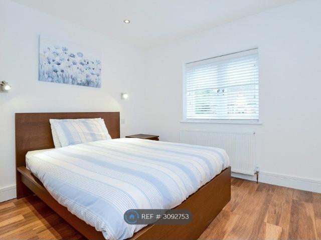 Studio for rent in Shaw cum Donnington, Shaw