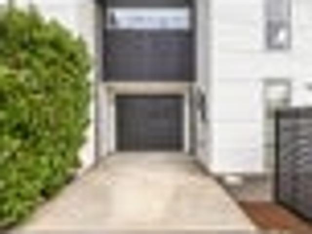 Townhouse for sale in Chaslands, Canterbury