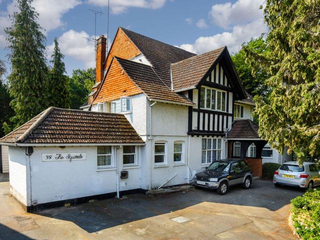 Apartment for rent in Blackhills, Surrey