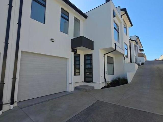 Townhouse for rent in Meadow Heights, Melbourne