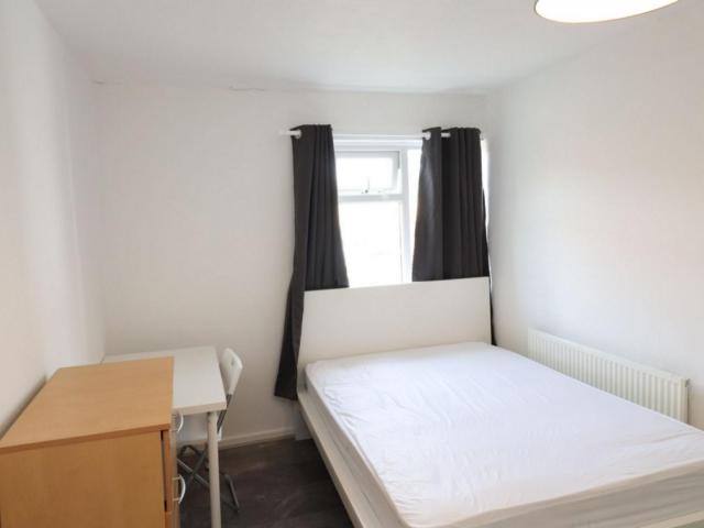 Room for rent in Hainault, Greater London