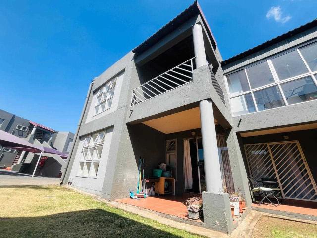 Townhouse for sale in Vosloorus, Gauteng
