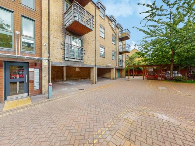Apartment for rent in Roding Riverside, Greater London
